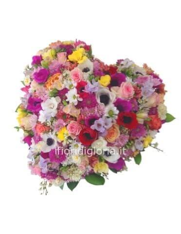 Cuore di fiori con colori assortiti.